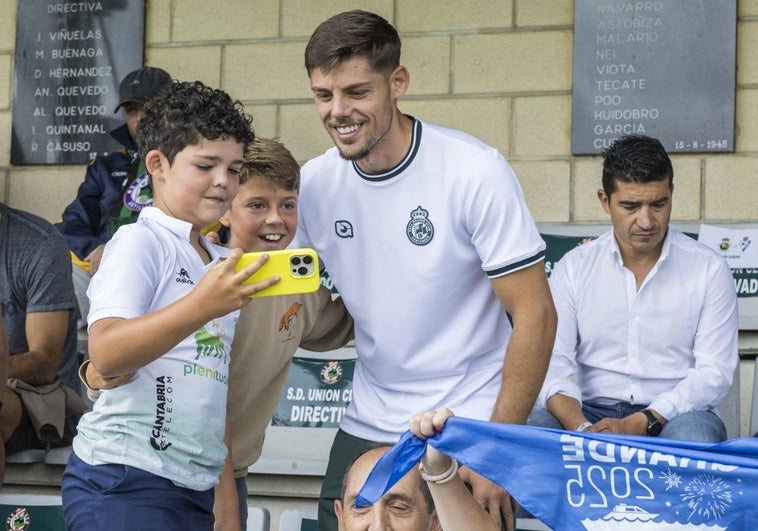 El Málaga cierra el fichaje del central Javi Montero, que ya no se entrena con el Racing